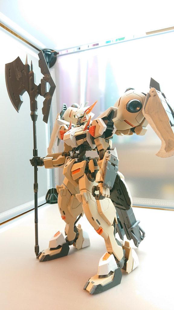 グシオンリベイクガーディアン(軽武装)
グシオンリベイクを防御重視を前提に強化した機体
シールドニッパーの代わりにパイルバンカーシールドを搭載
両腕にシールドシザースを装備することで敵の拘束と切断を行うことができる
グシオンハルバートにはブーメランの装備が追加されている