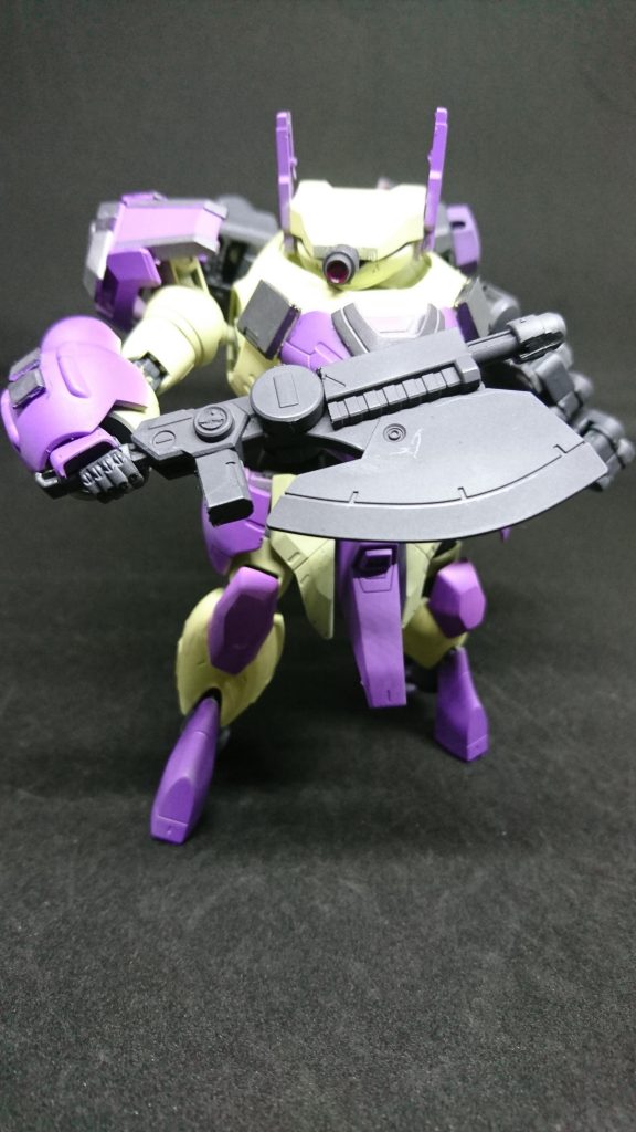 アックスガンアックスとライフルの複合武器片腕でも扱いやすいように簡易的に変形出来るように設計されている