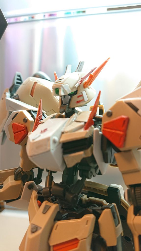 グシオンリベイクガーディアンは
1/100でフルシティが出なかったので、
ならば自分でフルシティに近い機体を作ろうという考えで製作しました
サブアームやフェイスパーツはフルシティに近づけるため手を加えたのですが何か違う感じになりました
まあカッコ良くできたので結果オーライです
シールドは
シールドニッパーを強化ではなくいっそシールドを増やして防御特化にしようとパイルバンカーやシザースを追加させました
結果ボリュームがある機体になりました