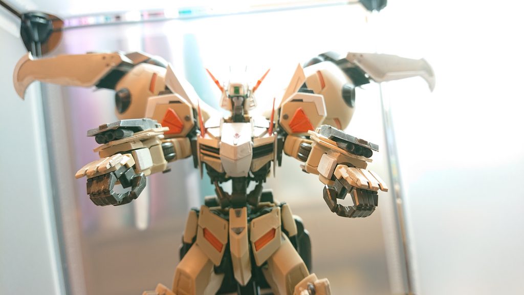 ガントレットバスター
ロケットミサイルの代わりに3連型の小型ミサイル砲を搭載することで連射が可能になり、ミサイルの威力も増している
さらに肉弾戦に対応できるようナックルガードも装備されている