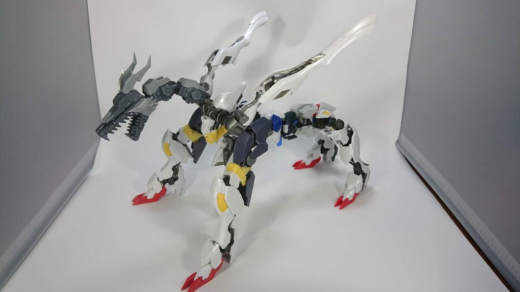 当初はHGのパーツで制作していましたがイマイチ迫力に欠けると思い1/100のパーツを採用することに。