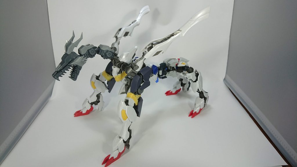 最初はHGのパーツを使って制作していましたが大きさが足らないと感じたので1/100主体に移行しました
