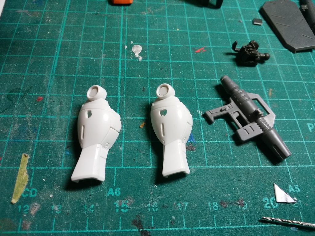 左足外側のふくらはぎパーツ。下向きか前向き、どちらが良いか分からなかったのでスプレーガンの取り付け角度別に2つ作成。