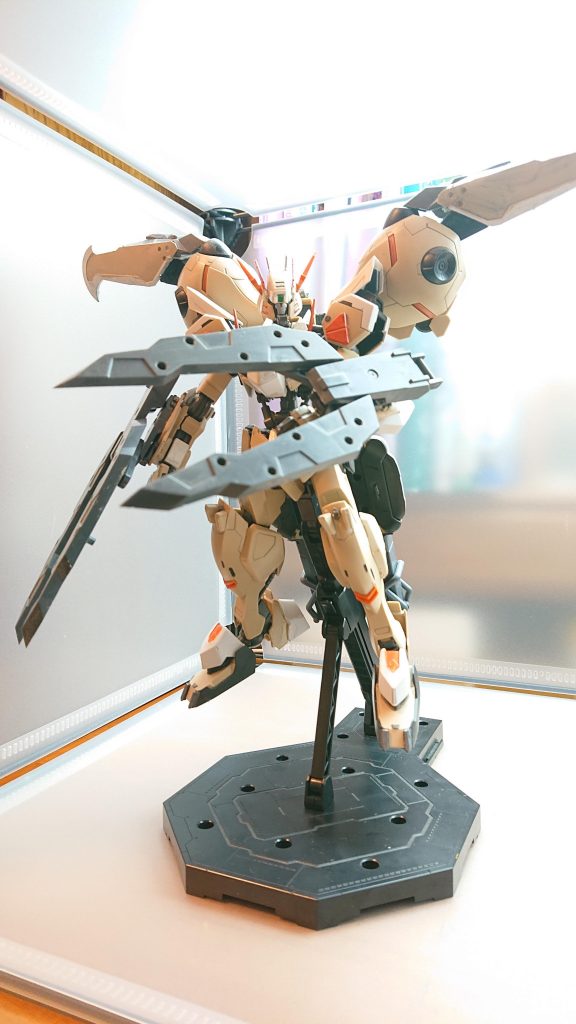 シールドシザーズ
両腕に装備された可変型シールド
シールドニッパーをベースに防御と攻撃を両方行うことができる
展開することでシザース型の武器に変形し敵のコックピットを潰すのではなく
切断する
両方使用することで敵の機体を引きちぎることも可能