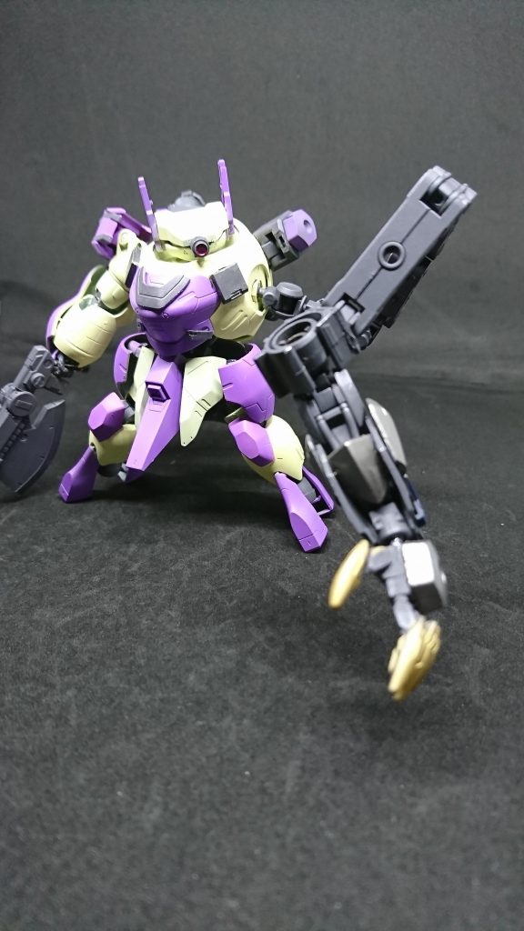 クレーンアームサレオスの義手の換装に用いるために製作された作業用アーム通常時はコンパクトに折り畳まれており展開時に長く伸ばせることができ時に攻撃手段として使うこともあるアームを敵MSに絡み付け締め上げたり掴んで振り回し投げつけるなど発想によって使い勝手のいい武器になりうることもある