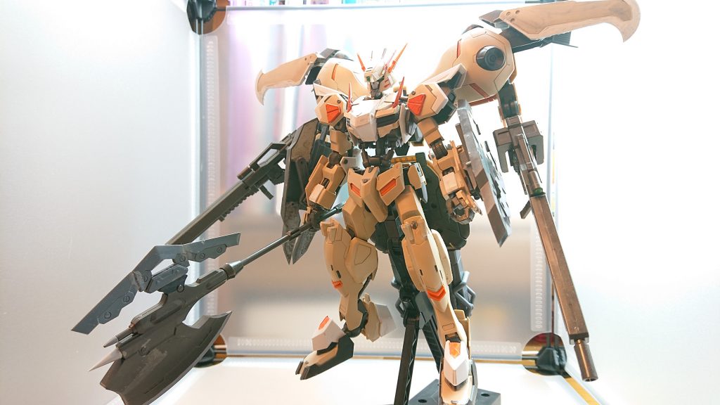 グシオンリベイクガーディアン(重武装)
両腕にシールドシザース
グシオンハルバート
サブアームにロングライフルを装備させたことで防御にも攻撃にも対応できる
その姿は正に鉄華団の守護神
この力を振るいイサリビとホタルビを守護する!