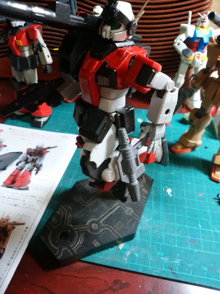 ひざを胸の黄色いダクト前まで上げるか、写真のようにかかとを上げるかでどちらが早く掴めるのかなどと考えたり(笑)