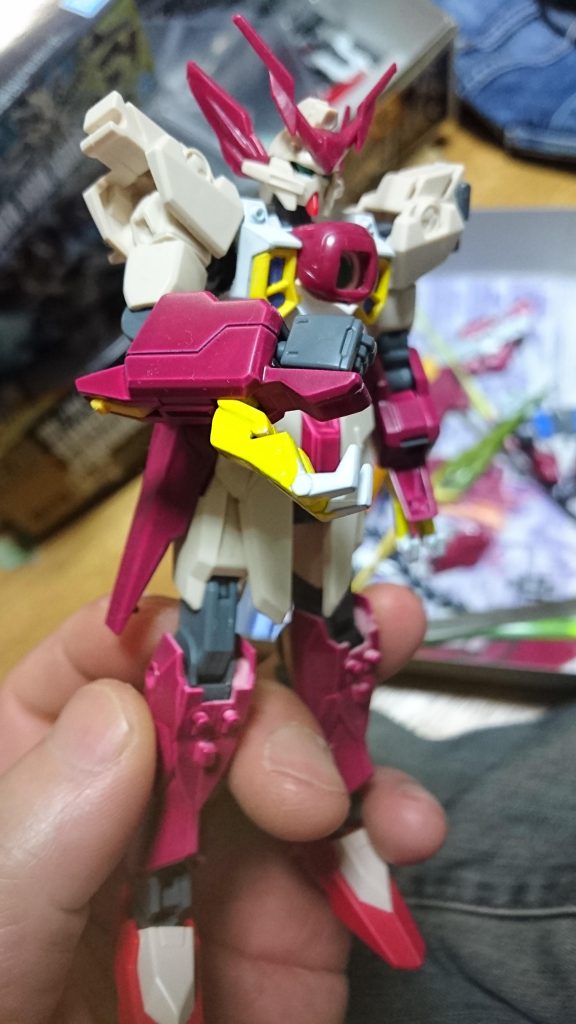 胸部中央と爪パーツを付けて