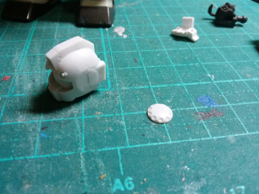 空間突撃仕様の頭に旧キットMSVの耳を移植。