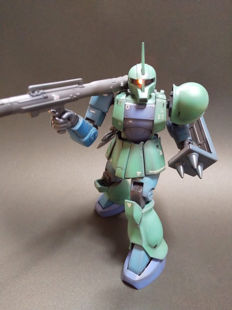 グリグリ動くよアピールです
最近はMG中心でしたがHGは改修が思い切れますよね。
そうそう足の甲パーツもエナメル割で分割しましたが接地面積が大きくなりました。
写真に映ってませんがヒートホークも若干小さめです。ランナーパーツで持ち手を3ミリ延長するとちょうど良いバランスになります。