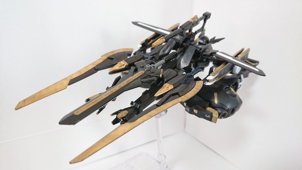 ヴァルキュリア・ストライダー:高速移動形態。射撃兵装はもちろんの事、近接兵装も搭載している為この形態での白兵戦もある程度は可能。