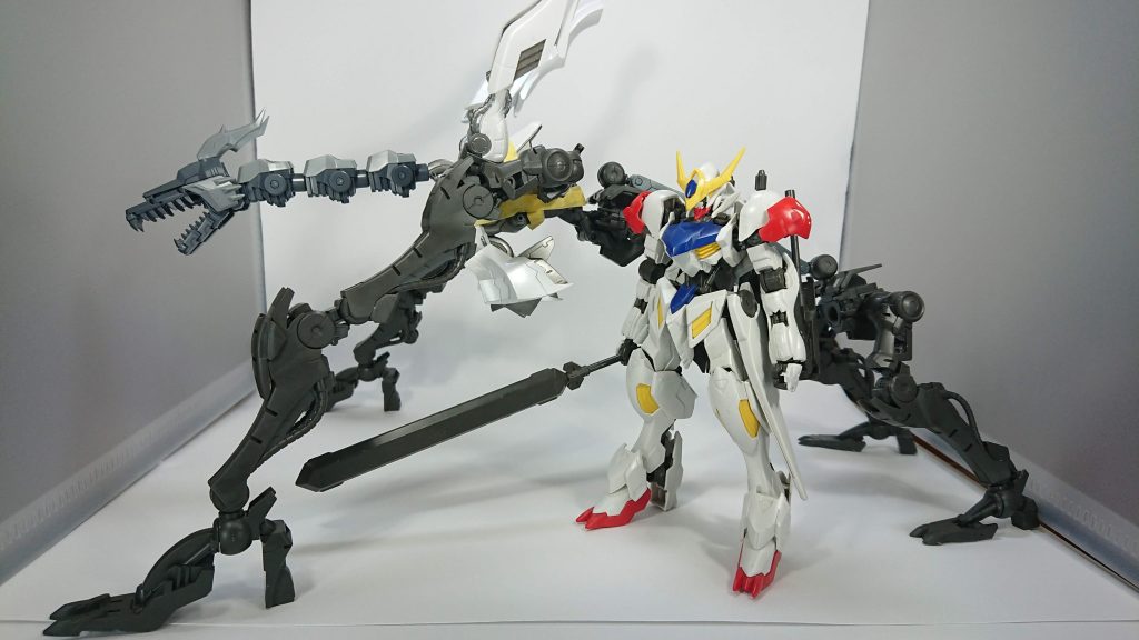 フレームのみの状態。比較としてフルメカニクスのルプスを置いてみました。まだ尻尾がありませんがこの時点でかなりの大きさになってますね。