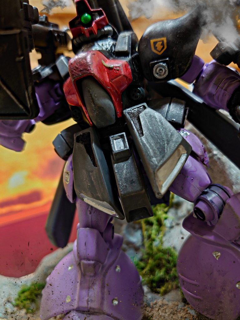 見上げるアングルで。