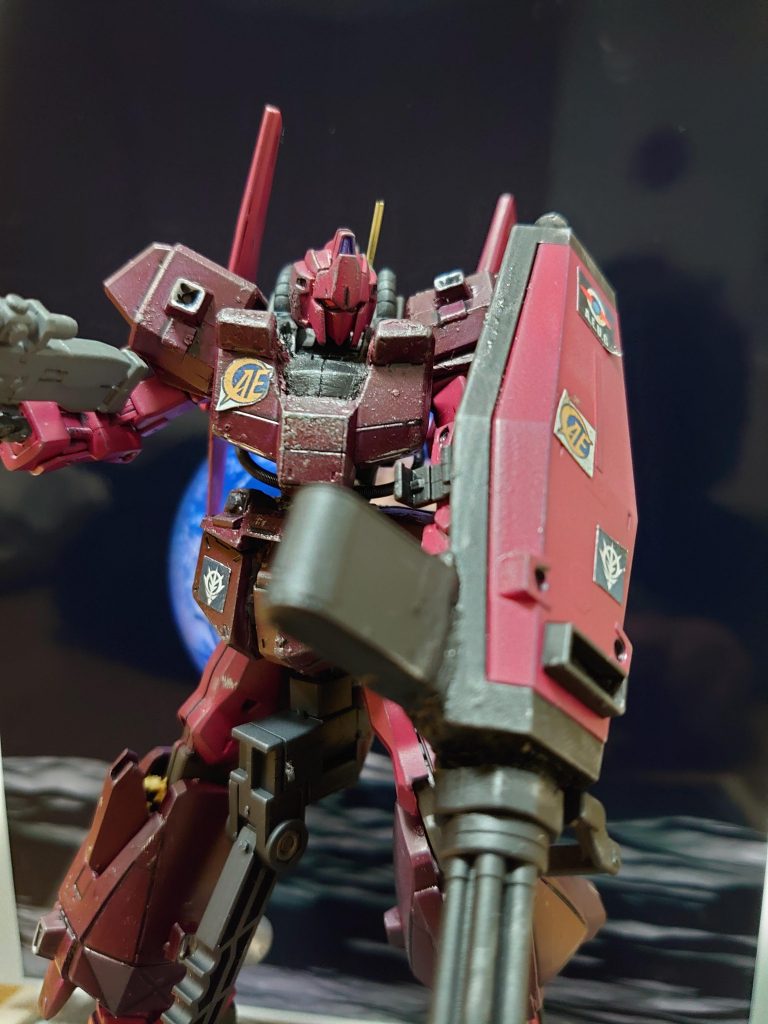 機体には、エゥーゴ所属を示すマーク及び百式を開発したアナハイムエレクトロニクス社のマークが見られる。それは当然のことながら、ジオン公国軍のマークも、弐型には付けられている。
クワトロは偽名であり、シャア・アズナブルが公言され、キャスバル・レム・ダイクンこそが、本来の彼に対して、機体改修チームは、ジオンのマーキングを施した。ジオン系技術陣の出身者中心のチームであったことが予想される。
エゥーゴ上層部の許可理由として、ジオンのマーキングが施された機体を操縦するシャアがエゥーゴとして戦えば、アクシズ陣営の兵士らに戸惑いと困惑をもたらす効果をねらったからと、噂されている。強いて言えば、アクシズ内部の分裂を図る一環である。
だが、このジオン軍を示すマーキングこそか、エゥーゴを離脱し、クワトロ・バジーナの名を捨て、新たなる計画に向けて動き出す、契機になるとは誰も予想できなかった。