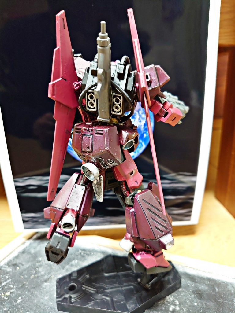 バック。
背部に、最終護衛用サブマシンガンをマウント。