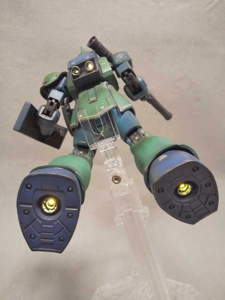 モノアイの点灯に加えて、ランドセルと足裏バーニア電飾決行!