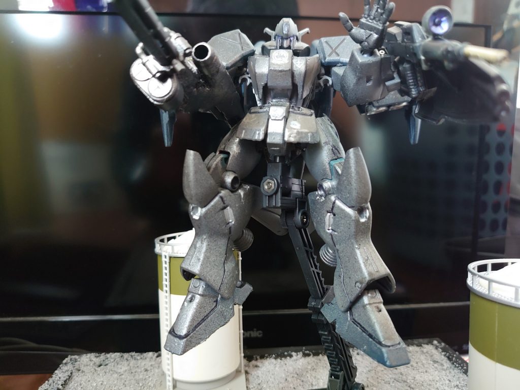 フロント。シールド裏には予備ビームライフル。