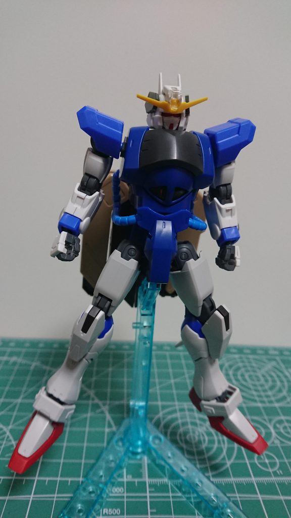大型シザースが予算を圧迫、割り切って武装はシザースのみにしたものの、胴体部分が最安値ラインのリバイブグフを使う必要に迫られることに。
サイドスカーレットを取っ払い薄目でみれば、何とかガンダム体型に見えなくもないかも。