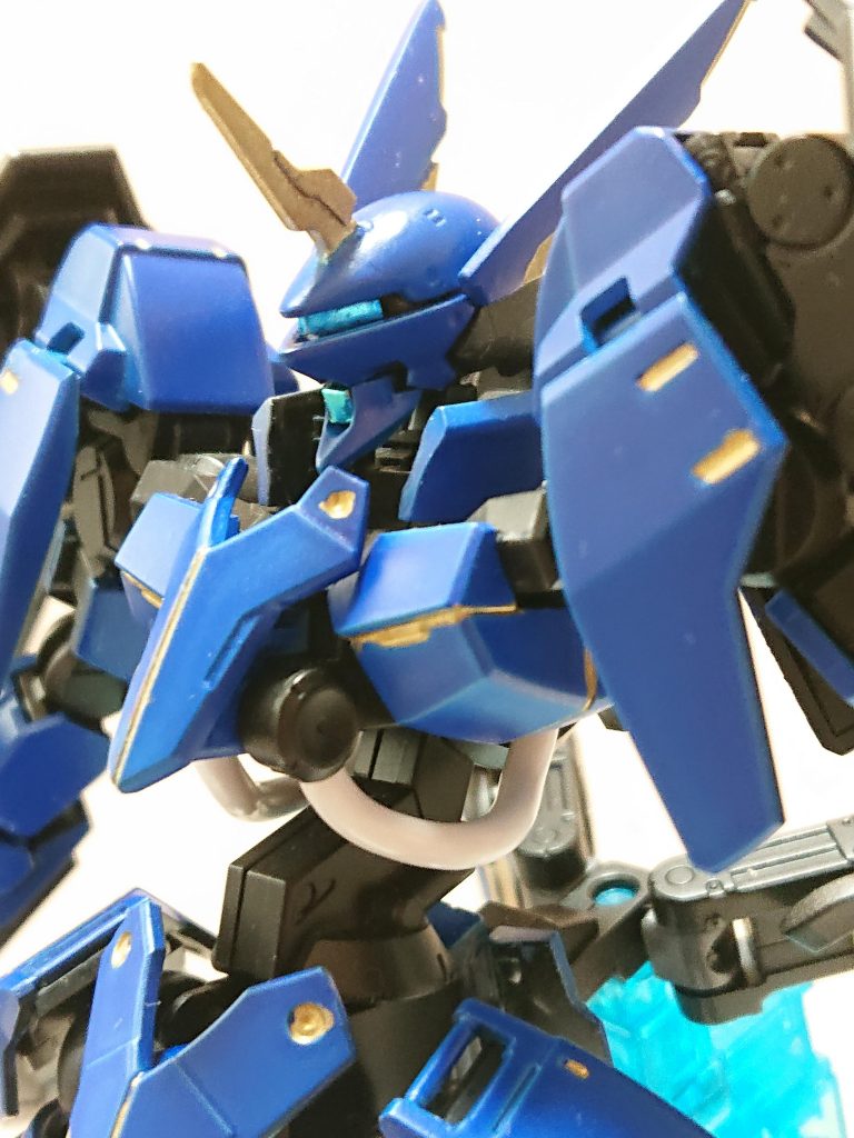 頭部の加工が1番大変でした(当社比)
ツノはジャンク。目元はランナー片を加工したものにシールのあまり部分を貼り付け、クリアブルーで塗装しました。顔も長すぎる気がしたので強引に短くしました。
以下ポージングです。