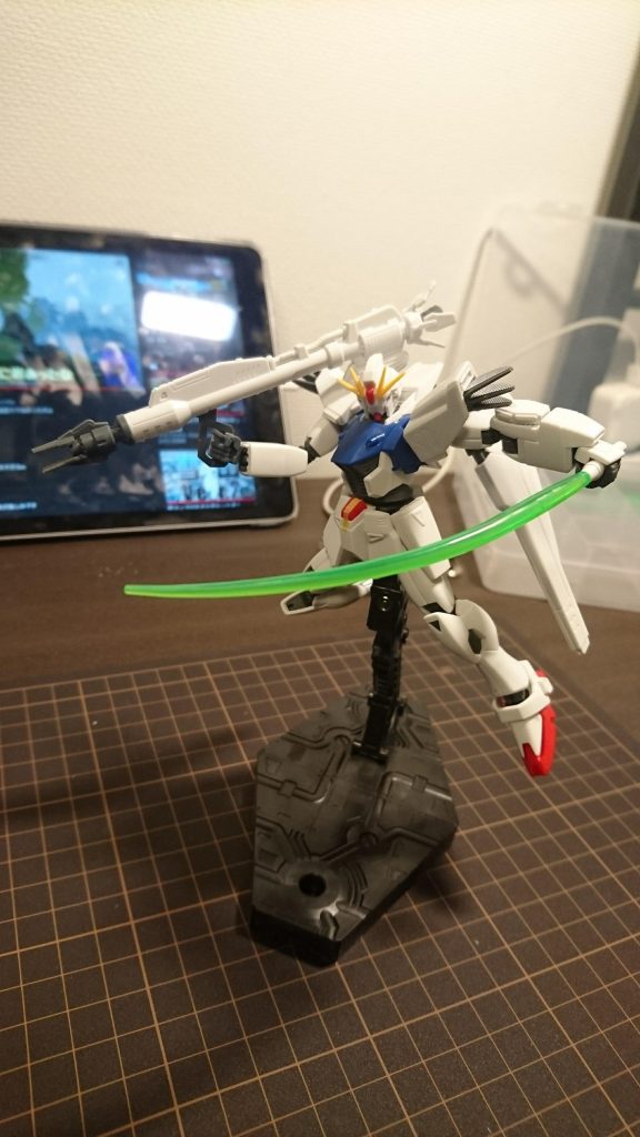 ポーズ決めの仮組中。
劇中シーン再現でもよかったかなと思ってます。
パテ盛ってMGみたいなラフレシア風スタンドに変えることも考えたけど…。