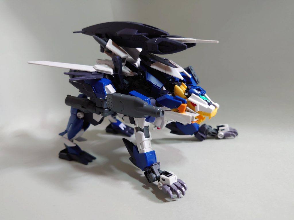 背中ウォーターニードルガンはアームで両側から挟んで保持。
そのままでも30°ずつ振れるうえ、片側を外せば大きく向きを変えられます。