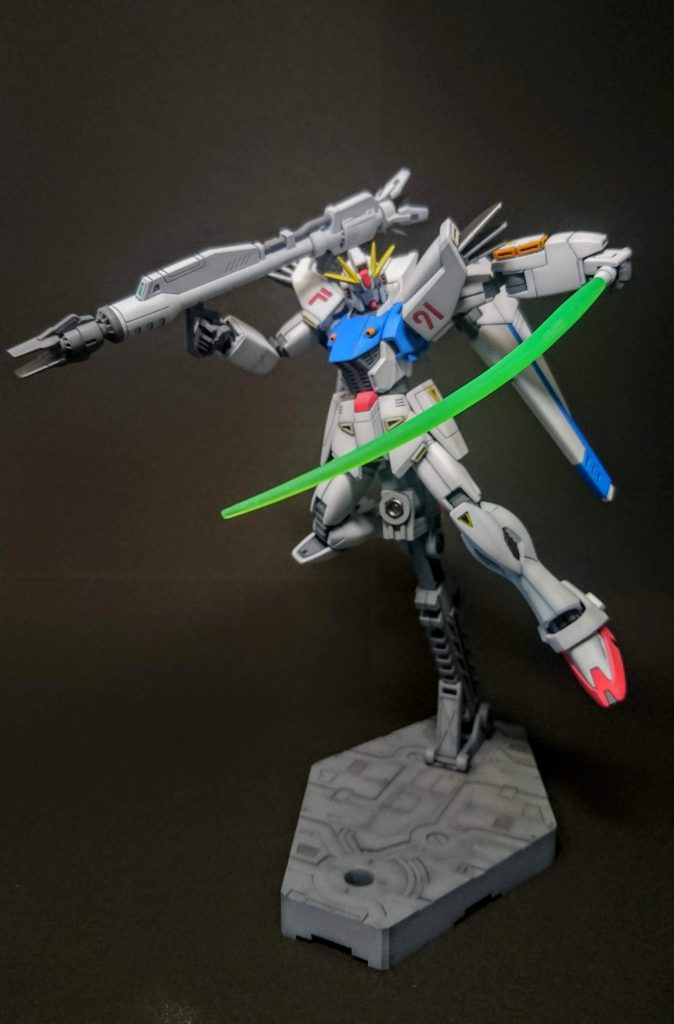 気づけば写真がほとんど同じアングル。
ビームサーベルはライターであぶりながら曲げてみました。
振ってる勢いが表現できないかと画策。