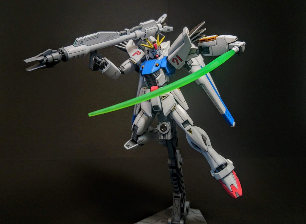 グラデーション塗装で情報密度向上を図ってみました。
スジボリが少なく、面がアッサリした仕上がりになりそうだったので…。
白とグレーは黒立ち上げ。赤・青・黄は白立ち上げ。
久々すぎてパーツ毎に色味が整わない(汗)
オレンジ部は、狭すぎてグラデ塗り技術が追いつかないのでべた筆塗り。
アポジモータ内側の黄色を塗るのがすごい大変(笑)
カメラ部は白下地+クリアグリーン