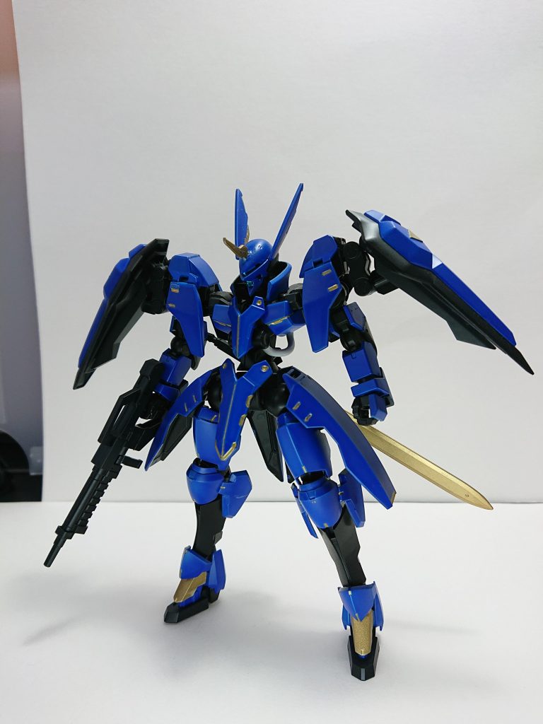 フレームは黒、差し色？に金です。本体の金だけはガンダムマーカー、あとはクレオスのスプレーで塗装しました。制作から半年以上経過しているので塗装ハゲが……