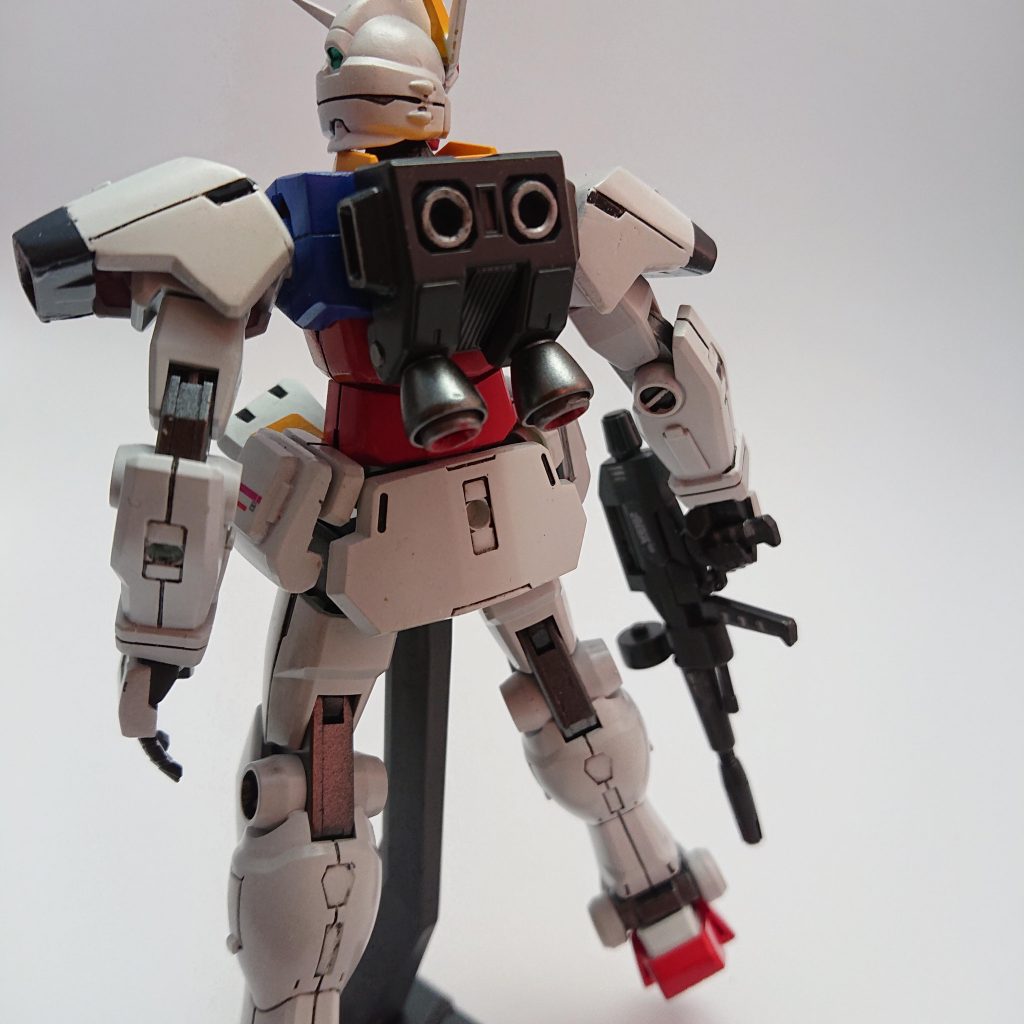 ブースターは付属ブースターを一回り大きいブースターの中に埋め込んで2重ブースターへ変更。
ビームサーベルは背中じゃなく盾に収納