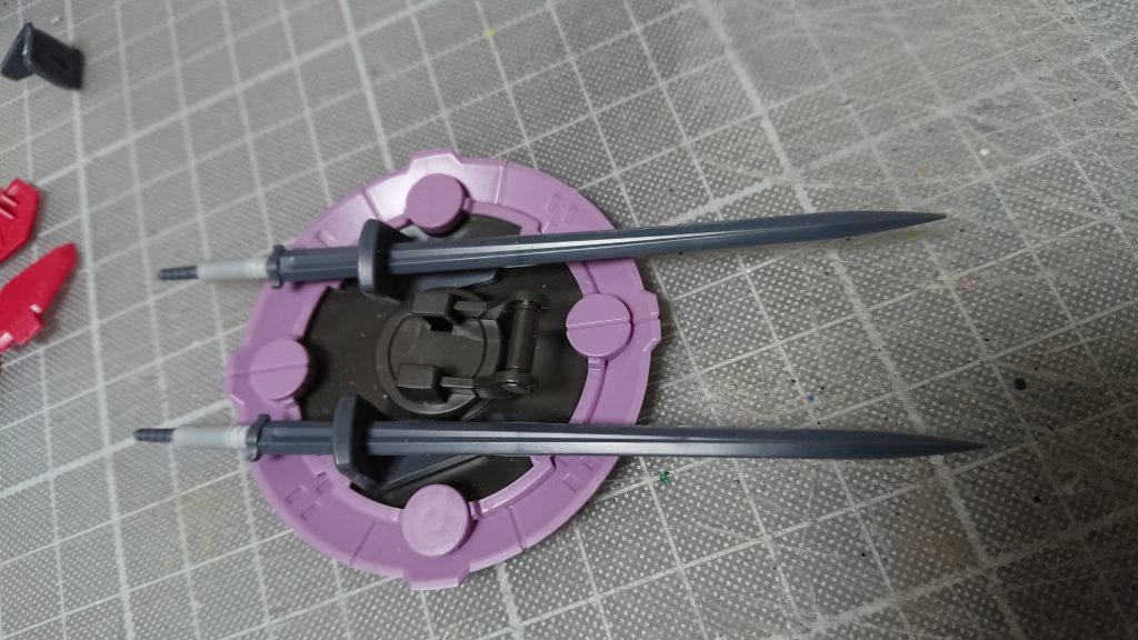 シールド裏のスパイド懸架はレイピアの鍔部分を利用。