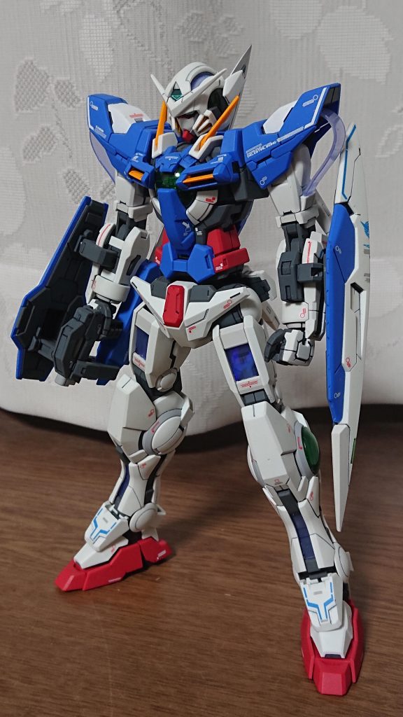 正面。
設定では肩アーマーは全て青ですが、バランスを考えて白を入れています。
黄色も黄橙色で塗装して、青の色味から浮かないようにしています。