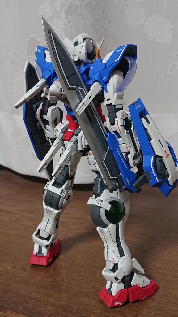 背面1。
エクシアの特徴ともいえるGNソードは通常版ですと暗めのシルバーで成型されていますが、ジャーマングレーで下地を作った後にアルミシルバーで塗装しています。