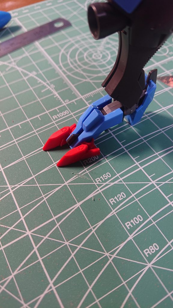 最初にガンスタさんにアップした時の反省を踏まえて、制作過程の写真も忘れず撮ってました。
初めてパーツを道具でギコギコ切断してくっつけました。
レクスの足爪だけをヴィダールの足につける発想、ナイスアイデアでしたなぁ。