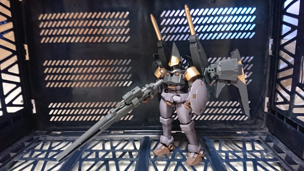 【ガンプラ概要】
ジョディーの操るカスタムリーオー。
ベース機のリーオーを遥かに上回る機動力と火力を誇り、ジョディーのテクニックもあって、アメリカサーバーでは無敵を誇った。
OZプライズに所属するある貴族の専用機で、ドクターペルゲが横流ししたG-UNITのデータから作られたという設定がある。