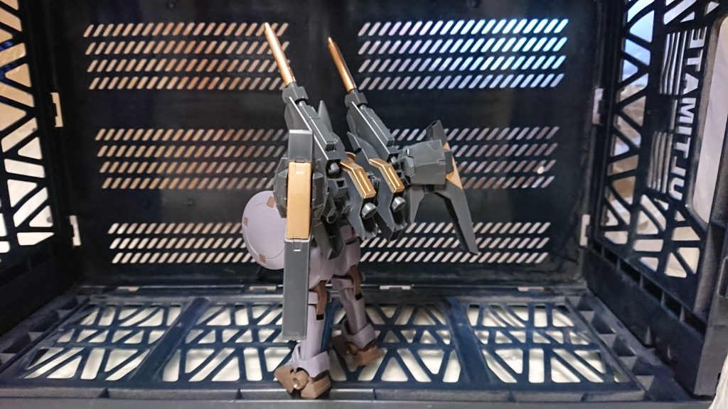 【ジョディー・マクレガー】
アメリカからやってきた女教師。年齢は23。
気さくなお姉ちゃん先生といった感じだが、その正体はGBNアメリカサーバーに名を轟かせた強豪ダイバーで、「ライトニング・ジョディー」の名で呼ばれ恐れられている。
日本語は得意でないらしく、典型的な「エセ外国人」的な口調で話す。