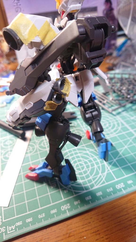 腕の制作中……。これは初期案。スラスターは完璧な配置でした(自画自賛)が、バーニアはまだ納得といえる配置ではなかったですね〜。