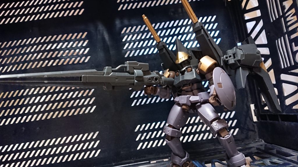 ・バスターランチャー
ライトニングガンダムのビームライフルに改良を加えたもの。
素人の素組ガンプラなら一撃で蒸発させる威力を誇る。
・ビームランチャー
バックパックに搭載された二問のビーム砲。
元のライトニングBWMk-2のようにビームサーベルにする事はできない。
・ミサイル
バックパックに内蔵された追尾式のミサイル。
・ビームサーベル
シールドに内蔵した二振りのビームサーベル。
遠距離戦に特化したレオンミシェリにとっては、あくまで接近された際の予備装備である。