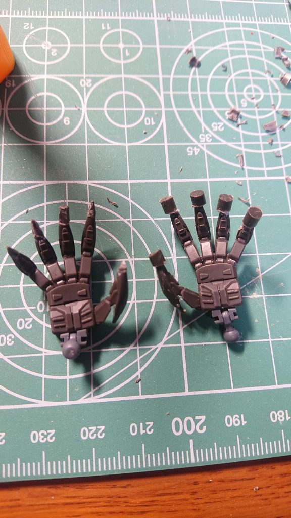 ネイルのシャープ化。ランナーから拝借してくっつけて、デザインナイフで整える。予感はしたが2箇所くらいポロリ……。しょうがないね。