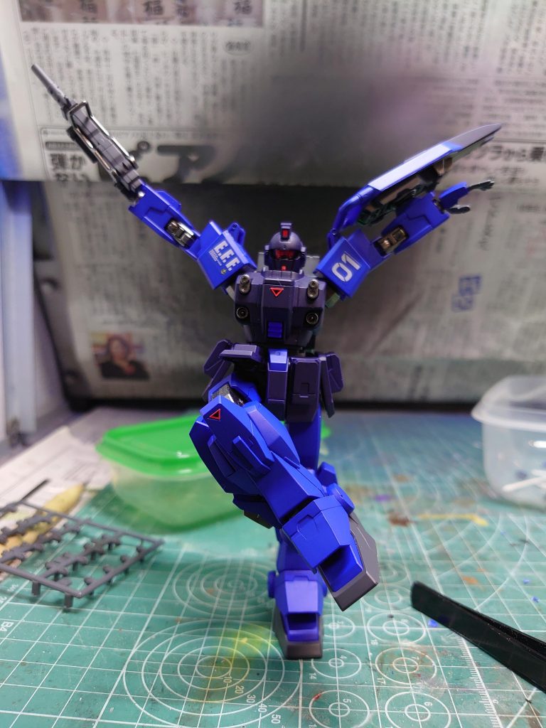 荒ぶるブルーのポーズ