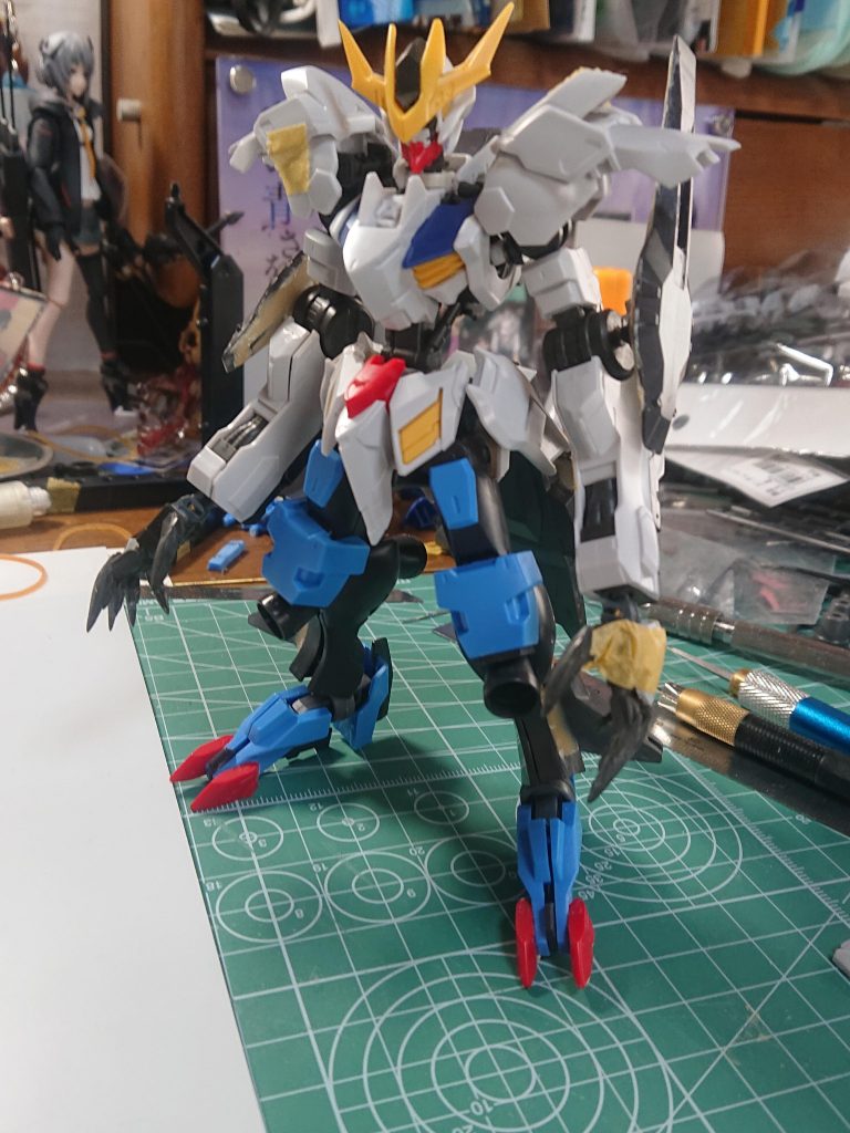 ようやくまとまりました!
ブレードアンテナもシャープ化させております。レクスと言えばアレ!でお馴染みテイルブレードは最後までつけるか否か迷ってました。
七花の戦闘スタイルを尊重しているので、今回の機体には不採用ということになりました。後々見れば、つけようとしても不格好になるだけでした。