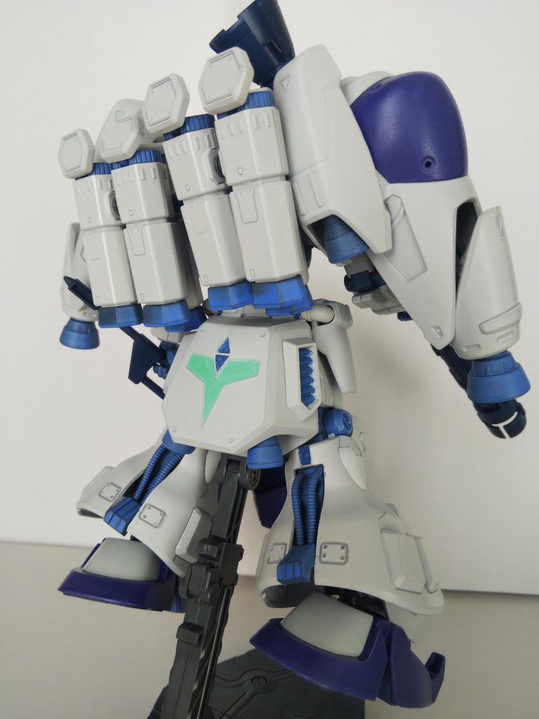 シールドの一部をリアスカートにして、脹脛にガンダムフレームを追加