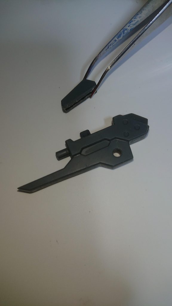 もの凄く細かいんですが、レールキャノンのカートリッジを外せるようにしてます。