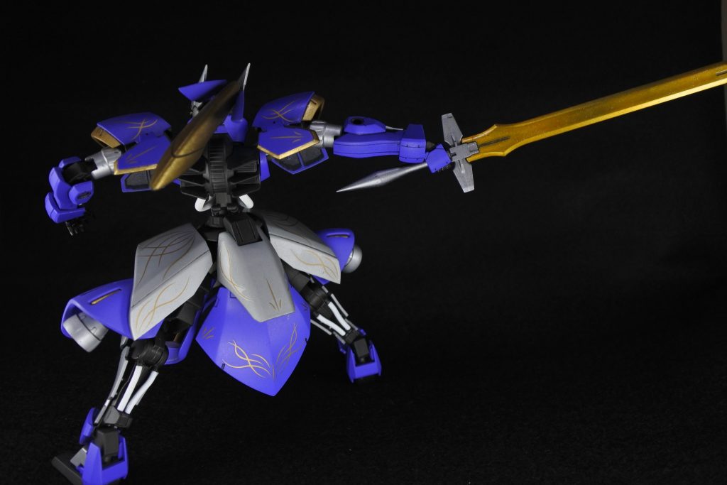 ポニーテールはジンクスのパーツを使用し元のグリムゲルデのパーツをリボン風に配置しました。ボールジョイントで自由に稼働します。デカールがシルバリングしてますね(汗