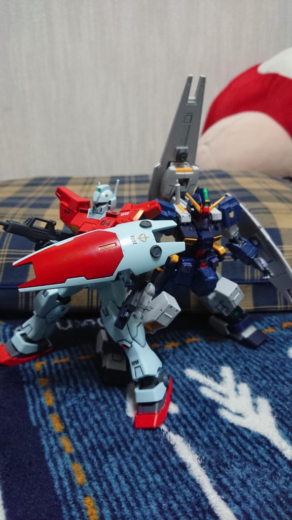 僚機のジムカスタム。