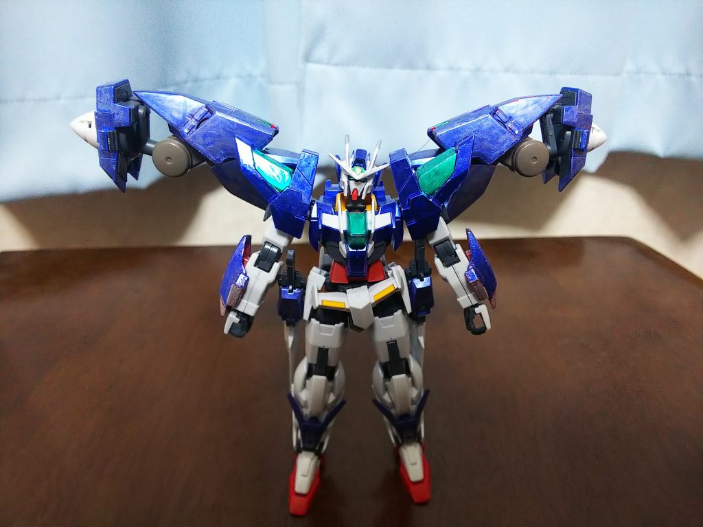 ベースはダブルオーダイバーとスカイ。
自身に止めを刺した機体を最強機体(からだ)に選ぶのではないかと思ったのでニコイチしてみました。
ダブルオーベースになっていますが動力源は太陽炉だけでなく、胸と両肩に設置された受信機でサテライトシステムやデュートリオン送電システム等の外部からエネルギーを供給出来る機関を備えています。
戦闘を1対多数になることを想定しています。