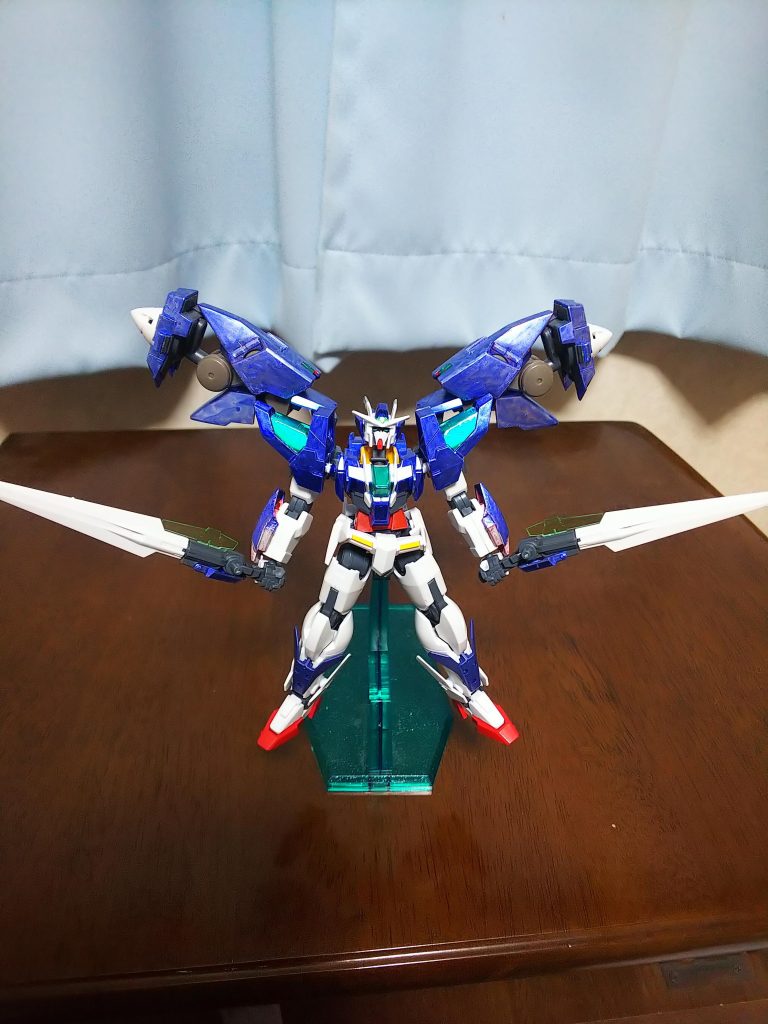 エネルギー解放形態。コンデンサーの下部分を展開します。
GN粒子による撹乱や過剰に取り込んでしまったエネルギーの放出の際に展開します。様々なエネルギーを取り込める仕様にした結果、放出が間に合わなくなった時に自壊を防ぐ為設けた機能です。
トランザムバースト等を使用した際にも展開します。