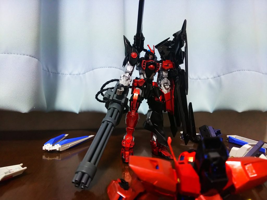 リク達がダブルオー・シークと戦闘を繰り広げる中、別の場所でも同じ用な襲撃事件が発生した。
ロンメル隊の演習地で演習を行っていた部隊から襲撃者の通信がロンメル隊長の元に届くがすぐに途絶えてしまう。
急ぎ演習地に戻ってきたロンメルの目に写し出されたのは破壊された部隊の残骸とその中で奇声をあげながら部下の機体に止めを刺す謎の機体だった。