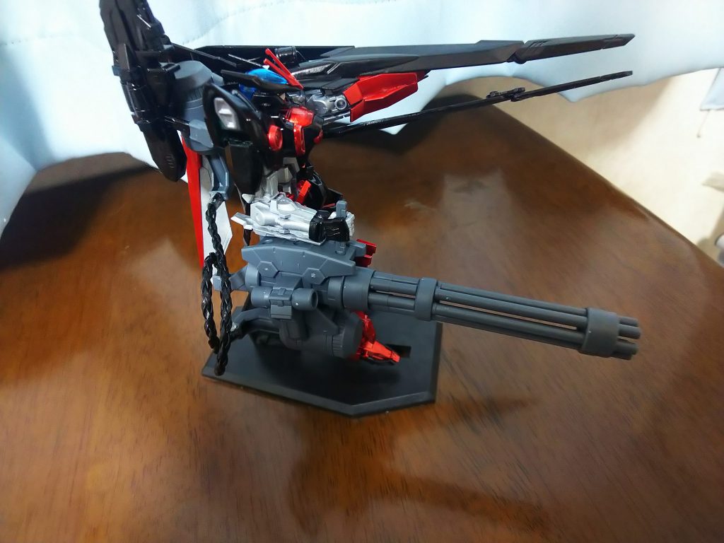 武装3
大口径ビームガトリングガン
本体とバックパックにエネルギーパックを取り付けてあり長期戦でも弾切れをおこさないようになっております。