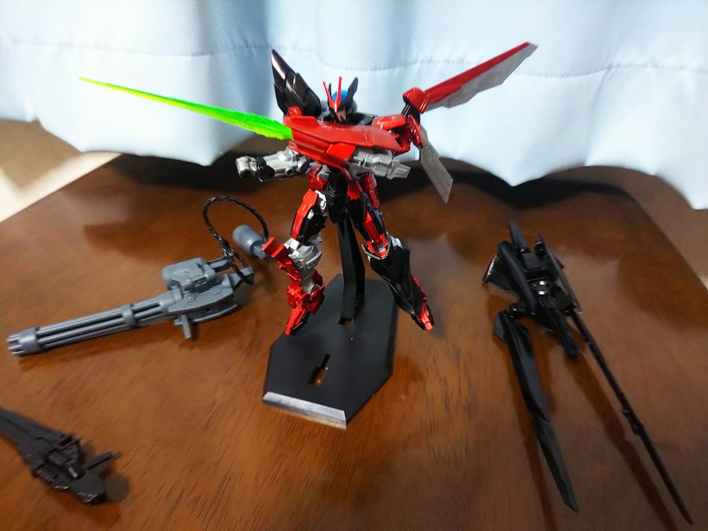 全ての銃器を使い尽くした場合にデッドウエイトとなる武器を外した白兵戦スタイルです。
左腕と一対になったビームサーベルと右手の拳で戦闘します。
機体全体が軽くなったので飛行も可能になります。