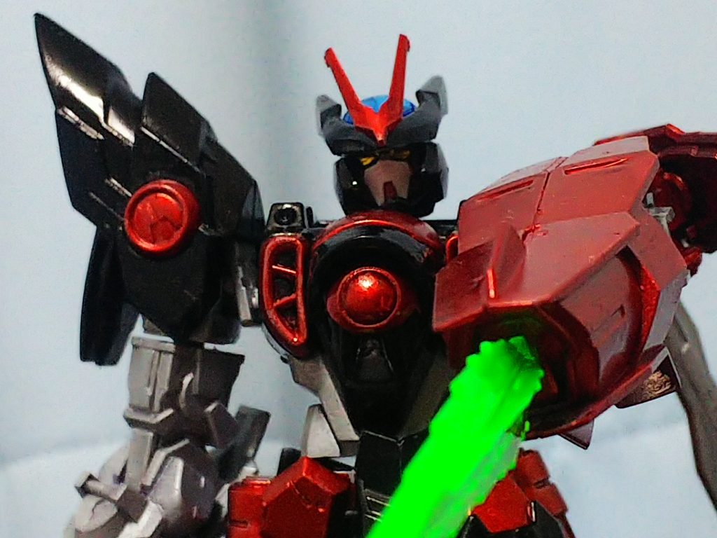 ビルドダイバーズ・ラスボスELダイバーシリーズという事で作成しております。
本来であれば襲撃フォースの隊長機をベースにしたかったのですがグリモアが手に入らなかったのでノーネームにしました。
パイロットのイメージはダブルオーのフォン・スパークで彼のような奇声をあげながら戦います。ただ自爆という戦術をとる為本体は乗っておらずコピー体が操作しており機体も複数いる設定です。